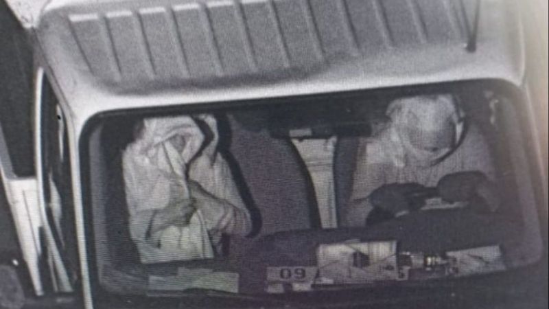 Denizli'de dükkan soyan hırsızlar, çaldıkları elbiselerle yüzlerini gizledi