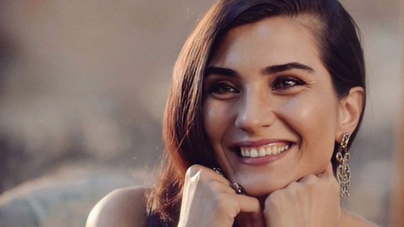 39'luk Tuba'dan mini elbisesi poz gelince... Yürekler ağza geldi! 'Gizli bir cevhersin'