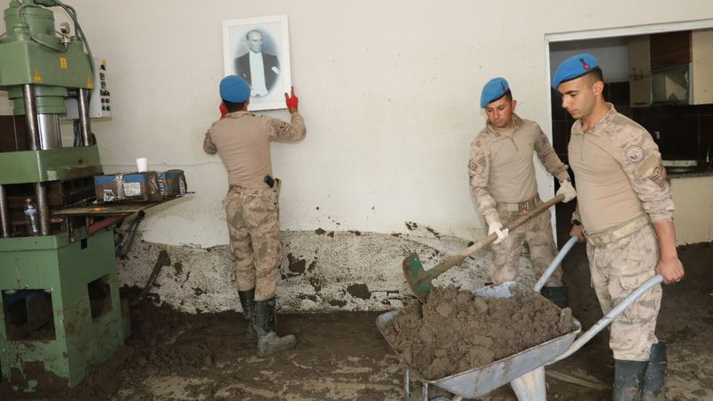 Komandoların bayrak ve Atatürk hassasiyeti: Sel çamurundan temizleyip duvara astılar