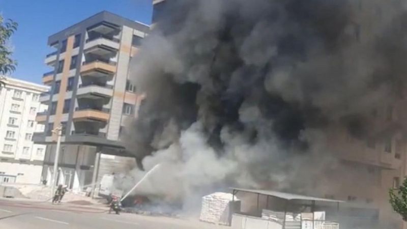 Şanlıurfa'da inşaat malzemesi satılan dükkanda yangın