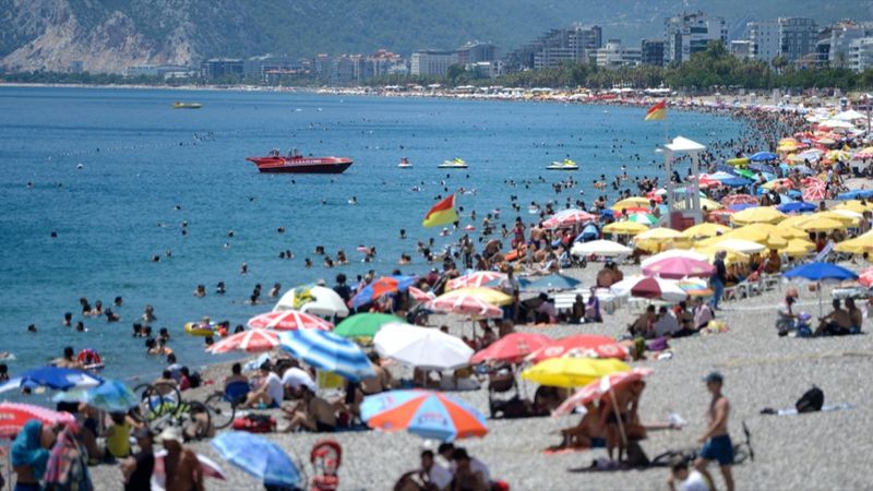 Sıcak hava, Antalya sahillerini hareketlendirdi