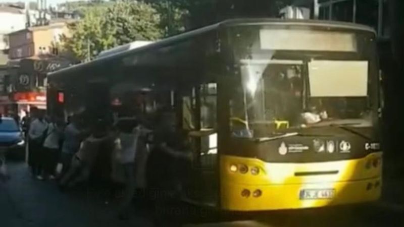 Çengelköy’de arızalanan İETT otobüsünü yolcular itti