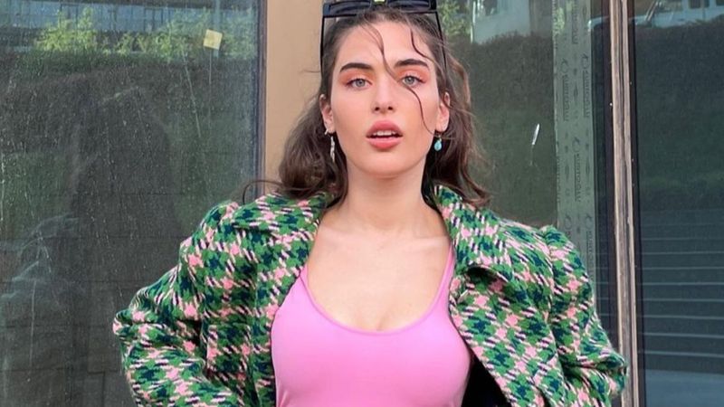 Tozlu Yaka'nın Hazal'ı Çağla Şimşek teknede güneş banyosu yaptı! 'Ya Habibi'