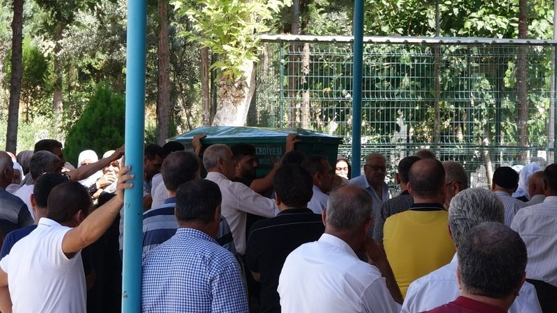 Mersin'de cinnet getiren adamın öldürdüğü eşi ve oğlu defnedildi