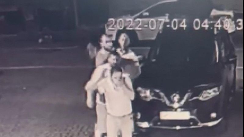 Fatih’te, kadını darbeden saldırganı esnaf dövdü