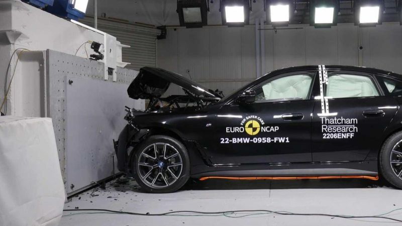 Türkiye'de de satılan elektrikli BMW i4 çarpışma testi