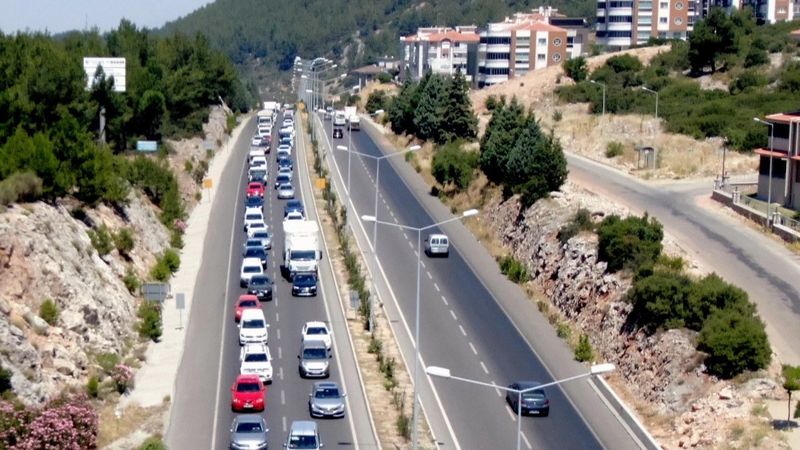 Muğla'da tatil yoğunluğu: 5 kilometre araç kuyruğu oluştu