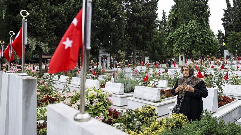 Edirnekapı Şehitliği'ni ziyaret eden aileler duygu dolu anlar yaşadı