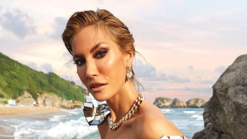 Çağla Şıkel siyah elbisesiyle olay oldu! 'Sahte kaslara kapak'