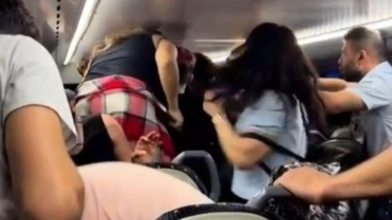 İstanbul’da, Türk erkekleri ile yabancı kadınlar yumruk yumruğa kavga etti