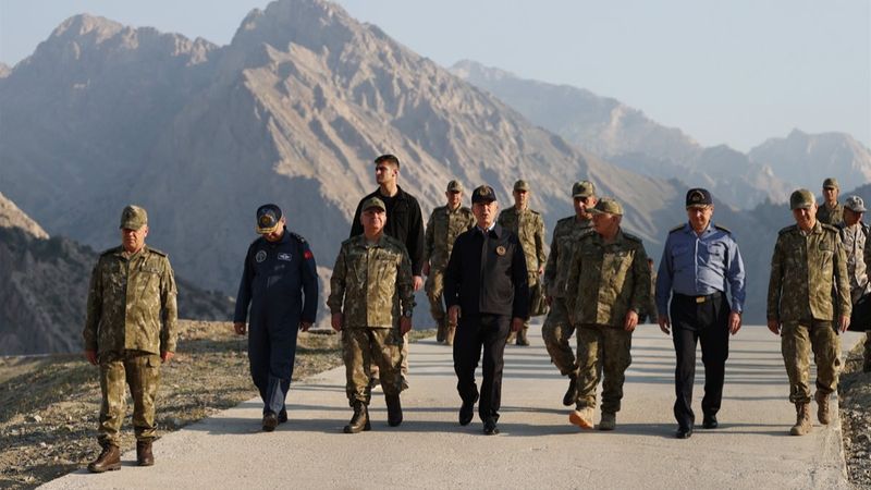 Hulusi Akar ve komuta kademesi Hakkari'de