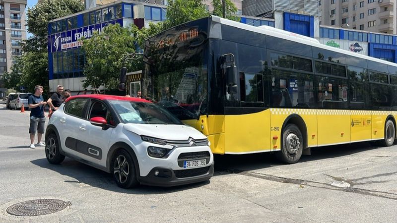 Kadıköy’de otomobil ile İETT arasında kaza