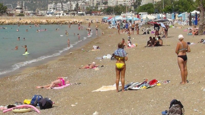 Mersin'de bayramda Ruslar denizin tadını çıkardı