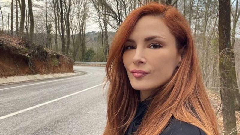 43'lük Mine Tugay öyle bir dekolte verdi ki... 'Üzerime toprak atın acil'