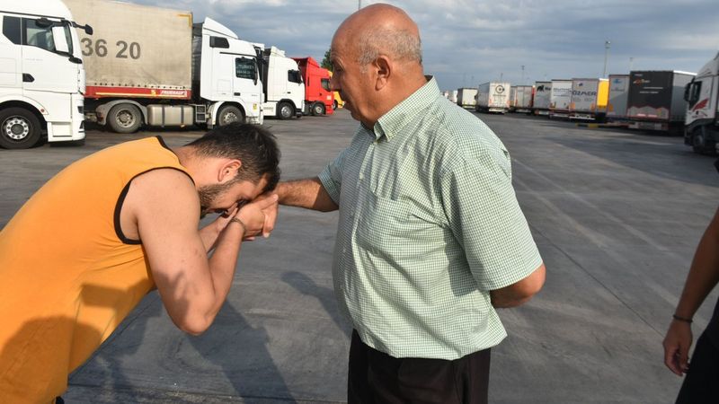 Edirne'de tır şoförü baba, oğullarıyla yollarda bayramlaştı
