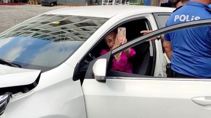 Antalya'da kaza yapan Ukraynalı sürücü poz verdi