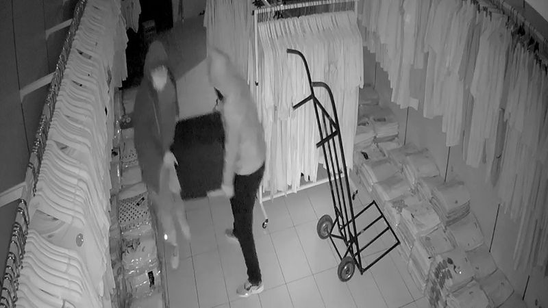 Fatih'te para dolu kasayı çaldılar: O anlar