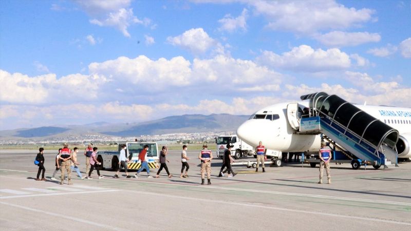2022'de toplam 52 bin 11 göçmen sınır dışı edildi