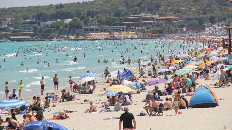 Çeşme tatilcilerin akınına uğradı