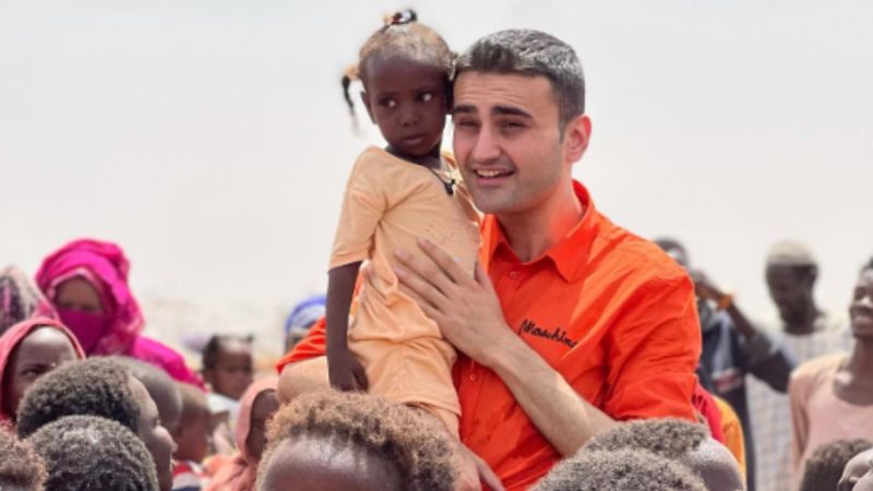 CZN Burak'tan Afrikalı çocuklara bayram sürprizi