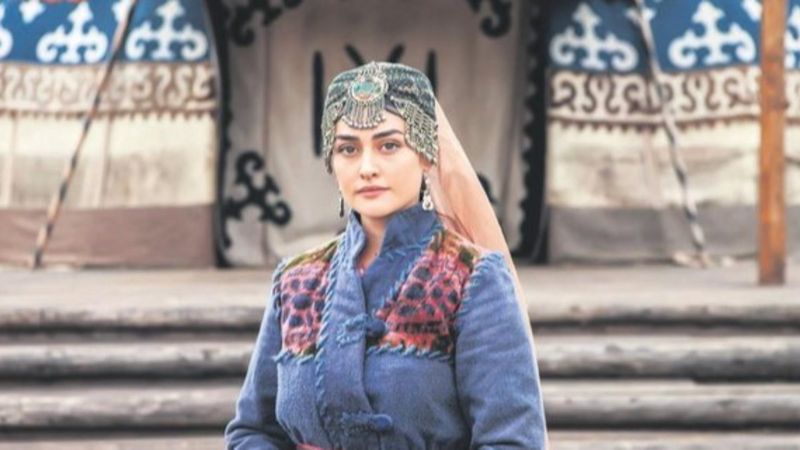 Diriliş Ertuğrul'un Halime Sultan'ı diziden sonra açıldıkça açıldı! Dekolte şov...