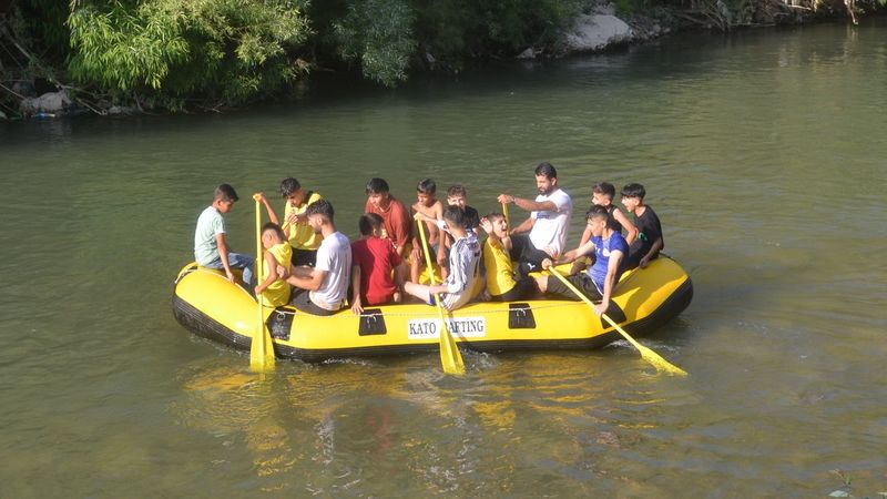 Şırnaklı çocukların bayramda rafting heyecanı