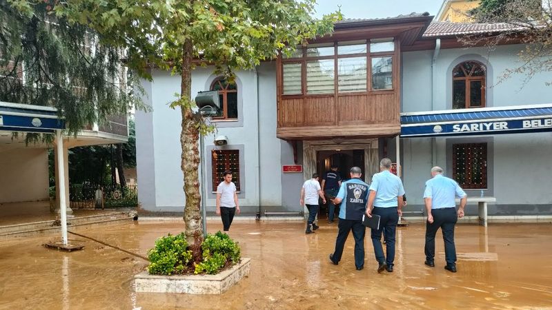 Sarıyer'de sağanak sonrası camiyi su bastı