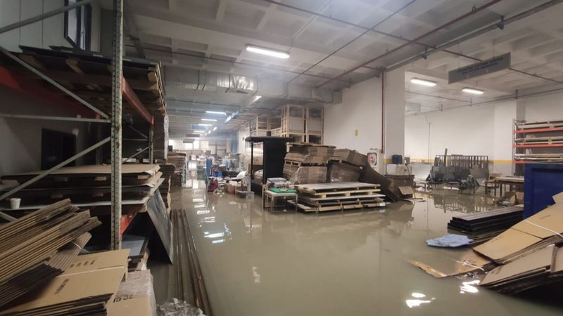 Esenyurt'ta sağanak sonrası fabrikayı su bastı