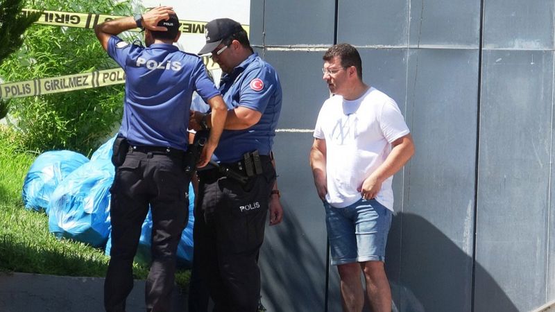 Antalya'da dalgıcın eline vurup telefonunu çaldılar