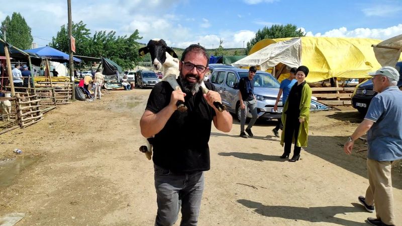 Bursa'da kurbanlığını çocuğu gibi sırtında götürdü