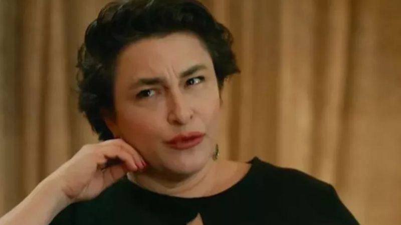 Esra Dermancıoğlu'ndan dekolte şov! O poz sosyal medyayı salladı