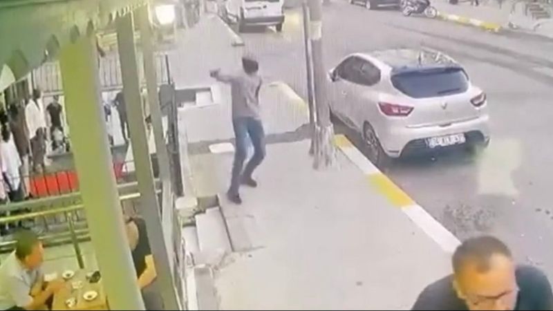 Esenyurt'ta haraç isteyen şüpheli dükkanı kurşunladı