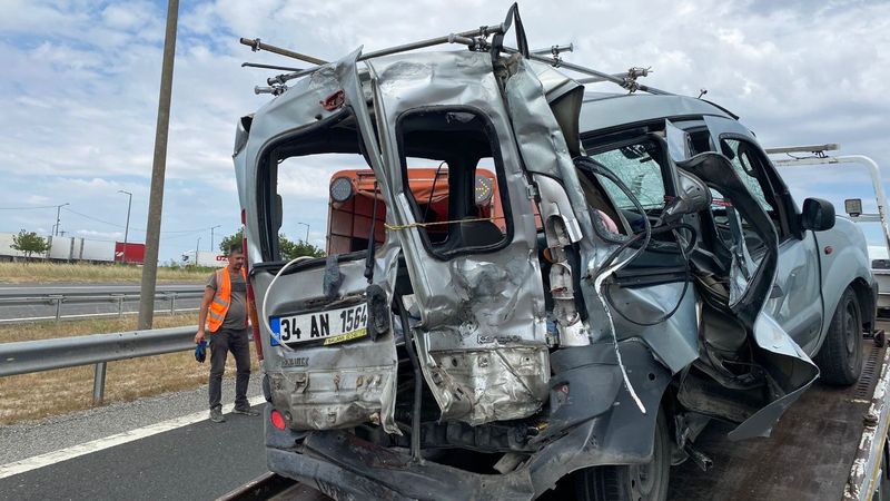 Tekirdağ'da hafif ticari araca kamyon çarptı