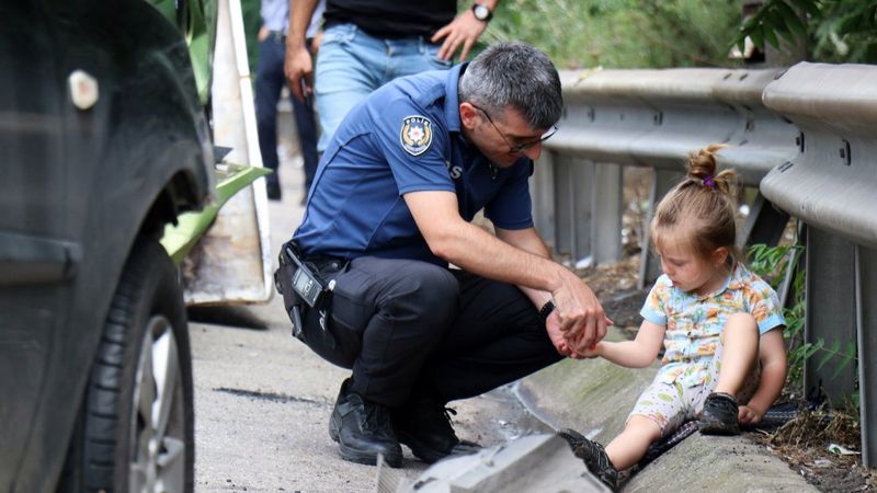Sakarya'daki kazazede miniğe polis şefkati