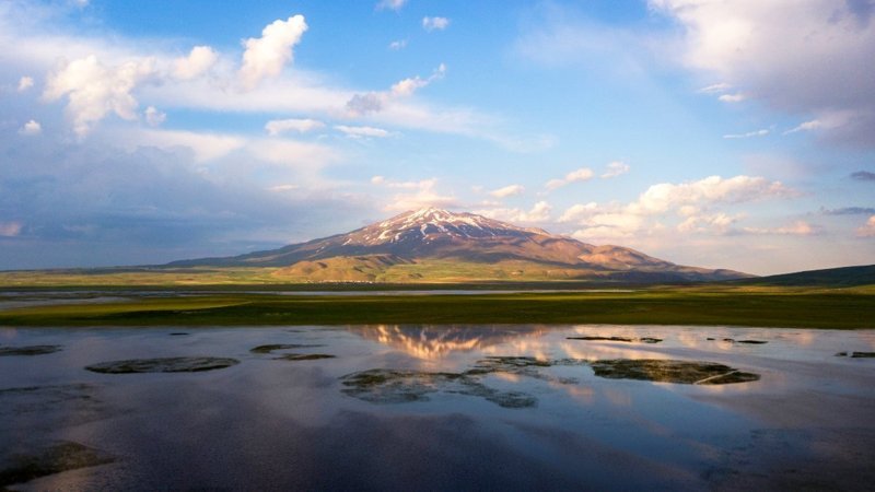 Bitlis'teki Süphan Dağı’nın Cil Gölü’ne yansıması büyüledi