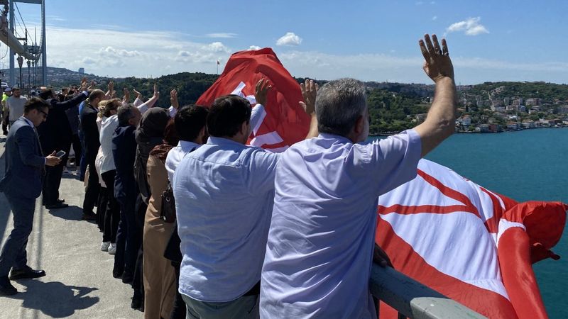 15 Temmuz Şehitler Köprüsü’ne dev Türk bayrağı asıldı