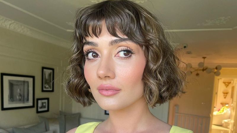 Sevda Erginci kayalıklara yaslandı, derin yırtmacıyla şov yaptı! 'Hanginiz taş'