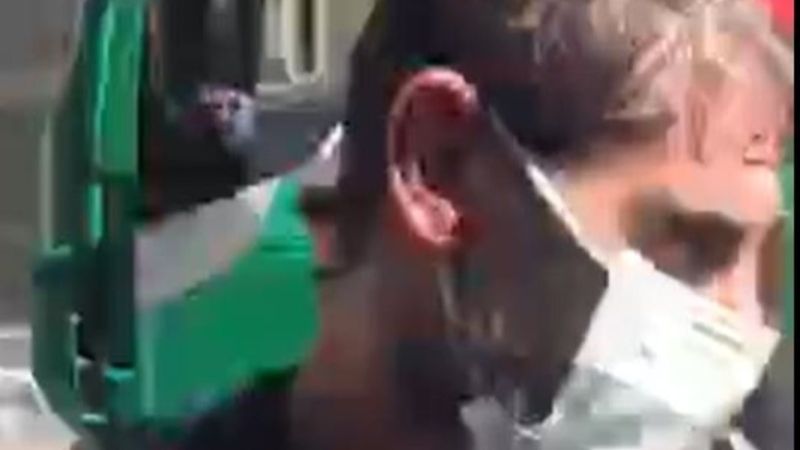 Gaziantep'te çöp konteynerine düşen kağıt toplayıcısını belediye ekipleri kurtardı