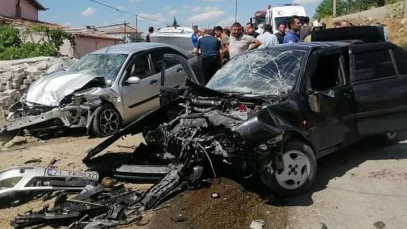 Kırıkkale'de iki araç kafa kafaya çarpıştı