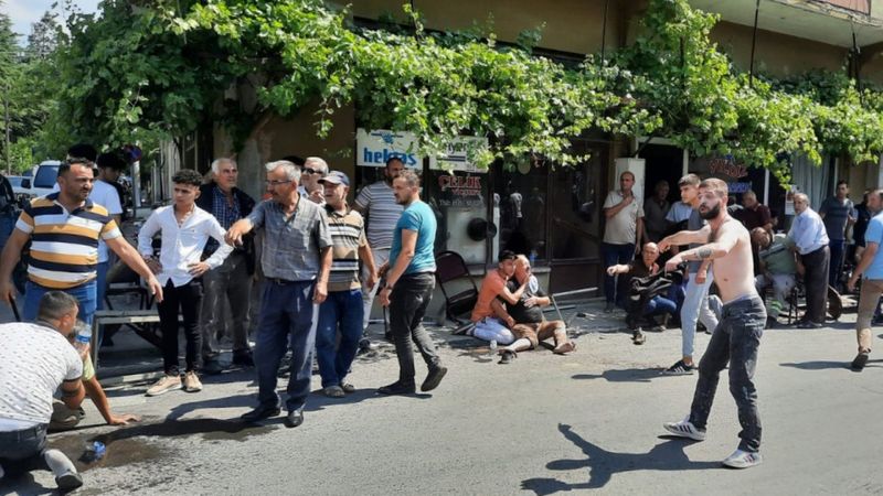 Sakarya'da tepki alan sürücü, kahvehanenin önüne daldı