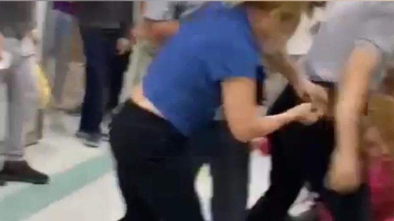 Adana’da, hasta yakınları acil servisi birbirine kattı