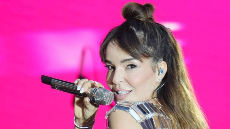 Bengü o pankartı görünce hayranına hediye verdi...6 bin kişi şoke oldu!