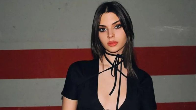 Defne Samyeli'nin küçük kızı Derin'den bikini şov! Olay yaratan pozlara tepki... 'Annen nerede?'