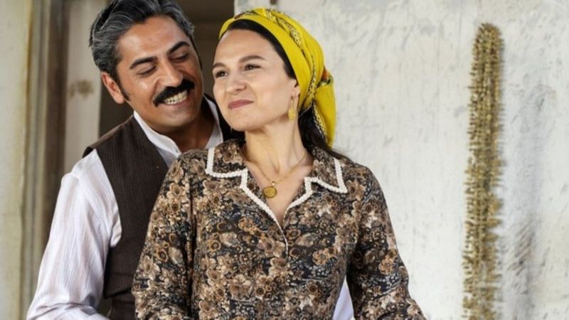 Yine cesur, hep cesur! Selin Yeninci mini şortuyla ayna karşısında... 'Kaymak gibisin..