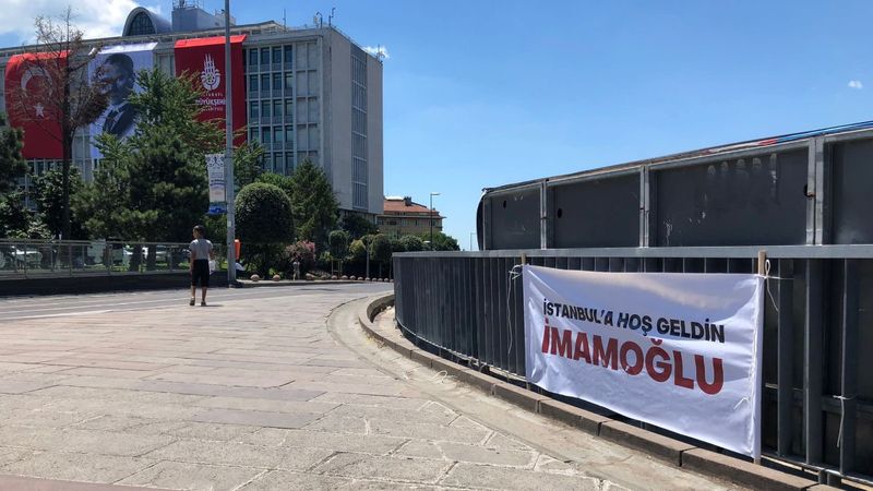 Ekrem İmamoğlu'na pankartlı tatil protestosu