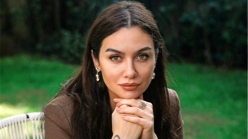 Birce Akalay denize girdi, duru güzelliği akılları baştan aldı! 'Ne olur ıslak ıslak bakma öyle'
