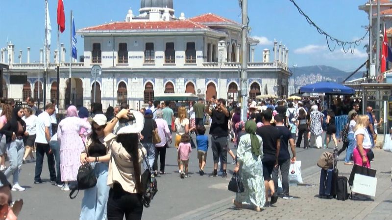 Büyükada'da tatilci yoğunluğu yaşanıyor