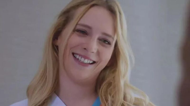 Hayal Köseoğlu göbek deliğiyle olay oldu! Bikinisini yukarı kaldırıp...