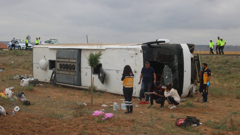 Kayseri'de tur otobüsü şarampole devrildi