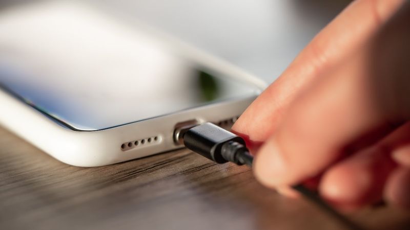 Cep telefonunu şarj ederken ömrünü kısaltan en büyük 4 hata